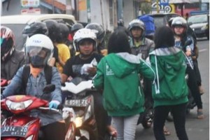 Sejumlah siswa yang tergabung dalam perguruan silat Bima Suci (Jaket Hijau) saat membagikan takjil di seputar bundaran Cijoho.